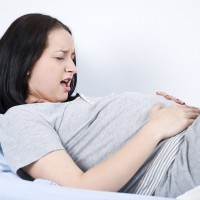 Что делать, если возникает боль в желудке при беременности