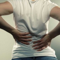 Причины развития опоясывающей боли в спине и желудке