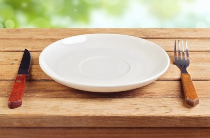 тарелка на столе