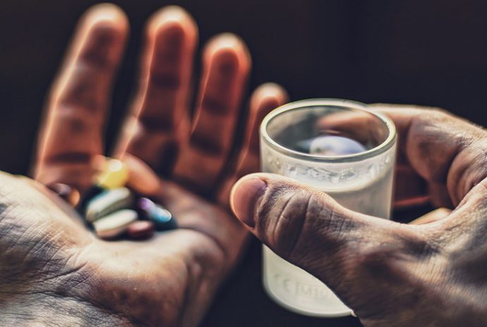лекарства и стакан воды