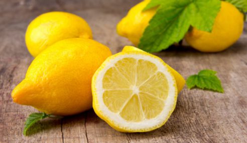 лимон на столе