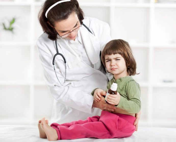 врач осматривает живот ребенка