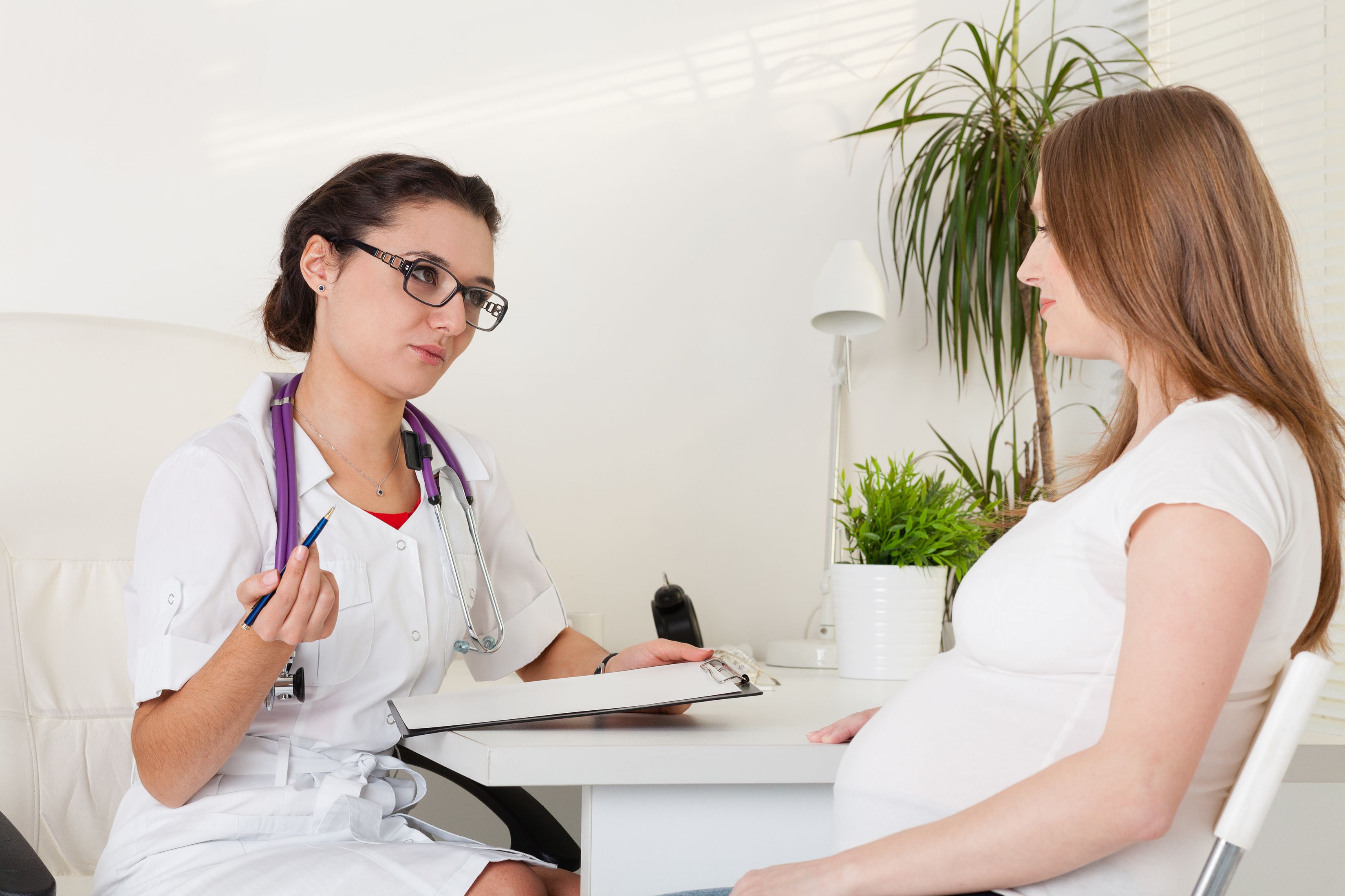 Посещение врача беременной. Консультация женщины.