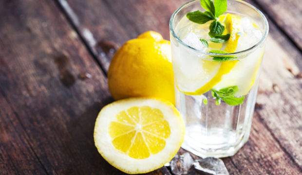 вода с соком лимона