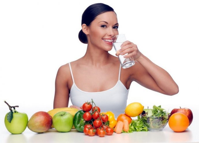 Женщина пьет воду перед едой