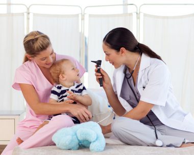 Ребёнка обследует врач